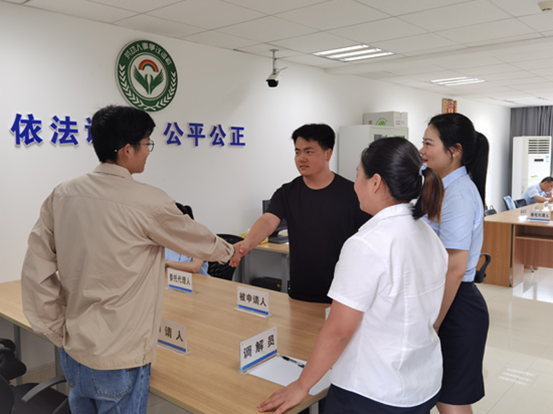 夏日炎炎，一线职工们在高温下坚守岗位。近日，为表达对他们的关爱和敬意，威海火炬高技术产业开发区总工会组织了一场“夏日送清凉”慰问活动。